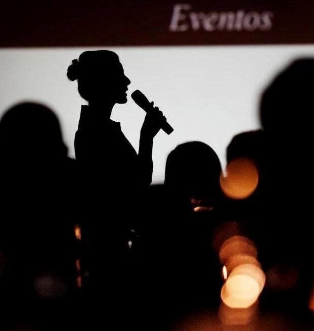 Bárbara Diez dando una charla en un evento